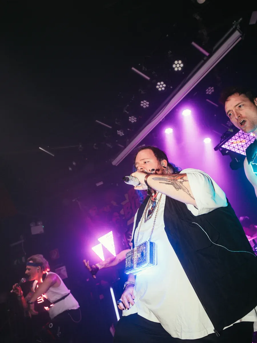 Drummer spielt konzentriert im blauen Scheinwerferlicht