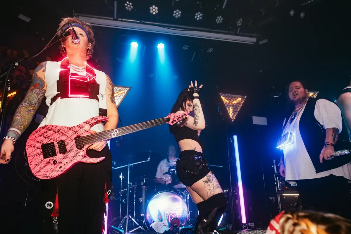 Band performt zusammen auf der Buehne mit LED-Dreiecken im Hintergrund