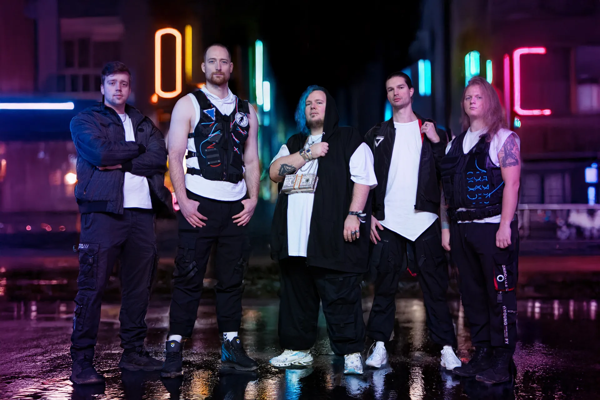 Caught in a Mirror Bandmitglieder vor Neon-Kulisse